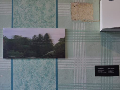 Вигляд експозиції «Оригіналом будемо милуватися після» в Домі42 ЛКП «Львівське радіо», 2025. Фото: Роман Шишак. Надано інституцією.